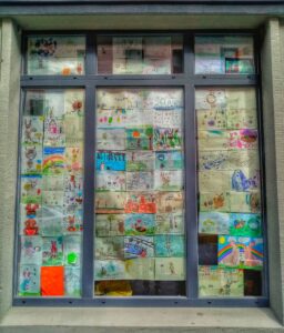 Gemalte Bilder im Schaufenster